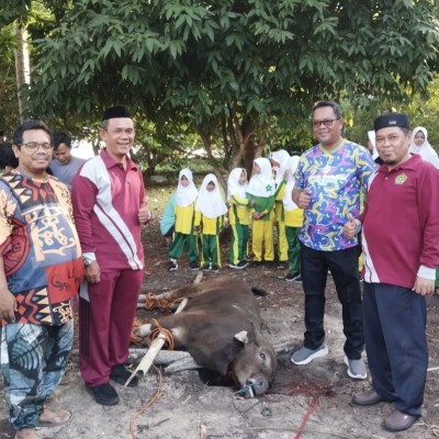 Kemenag Kepulauan Seribu Salurkan Sapi Kurban, MIN 17 Laksanakan Penyembelihan Hewan Kurban