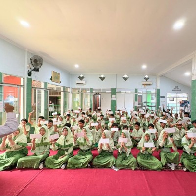 Suasana Haru dan Gembira Warnai Kelulusan 77 Siswa Kelas VI MIN 4 Jakarta