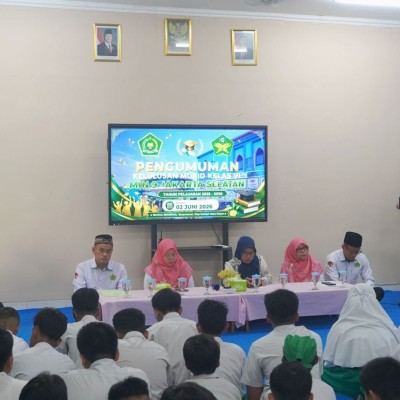 Lulus 100 Persen, Siswa MIN 9 Jakarta Bersujud Syukur