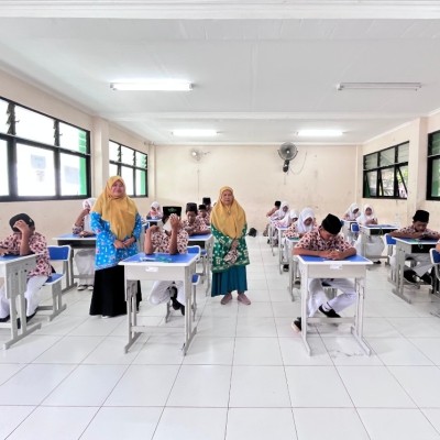 Pengawas Madrasah Monitoring ASA Genap Berbasis CBT di MTsN 26 Kepulauan Seribu