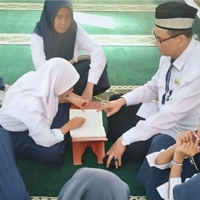 Penyuluh Agama KUA Kepulauan Seribu Utara Bekali Siswa MTs 26 dengan Pemahaman Ibadah, Akhlak, dan Tahfiz Al-Qur’an