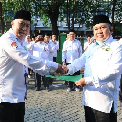 Kepala Kankemenag Jakarta Barat Serahkan SK Pensiun Pengawas Madrasah