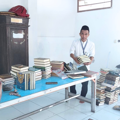 Kasi Bimas Islam Kemenag Kepulauan Seribu Turun Langsung dalam Aksi Bersih Masjid