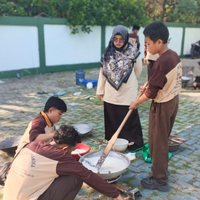 MTsN 26 Kepulauan Seribu Lestarikan Tradisi Muharaman Melalui Pameran P5