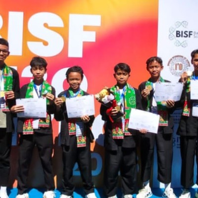MTsN 4 Jakarta Selatan Raih Gold Medal di BISF 2026 Lewat Inovasi Herbal Plester Binaplast