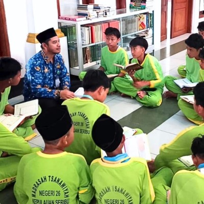 Penghulu dan Penyuluh KUA Kepulauan Seribu Utara Bina Kemampuan BTQ Siswa MTsN 26 Pulau Pramuka