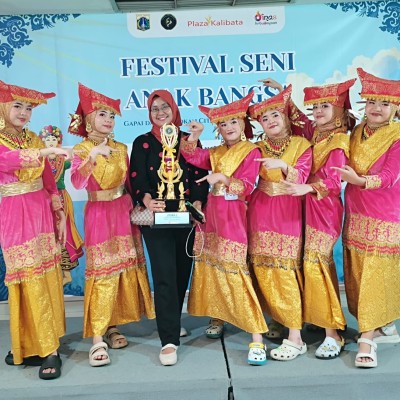 Tim Tari MTsN 3 Jakarta Raih Juara 2 Tingkat Kota