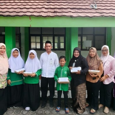 Usai Pembagian Rapor, MIN 17 Kepulauan Seribu Santuni Anak Yatim Sambut Tahun Baru 1448 Hijriah