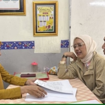 Penyerahan Rapor di MIN 4 Jakarta, Momentum Memperkuat Sinergi Madrasah dan Orang Tua