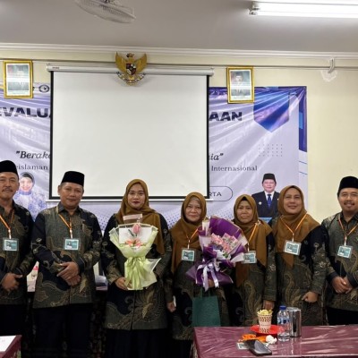 Haru Warnai Pelepasan Guru Purnabhakti dan Pindah Tugas di MIN 4 Jakarta Selatan