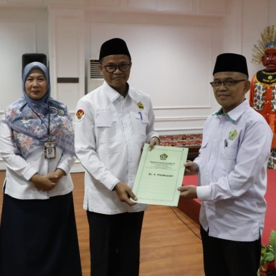 Tingkatkan Kualitas KUA, KaKanwil Serahkan SK Mutasi Penghulu Ahli Madya