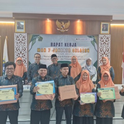 MAN 7 Jakarta Apresiasi Enam Guru Berprestasi pada Penutupan Raker 2026/2027