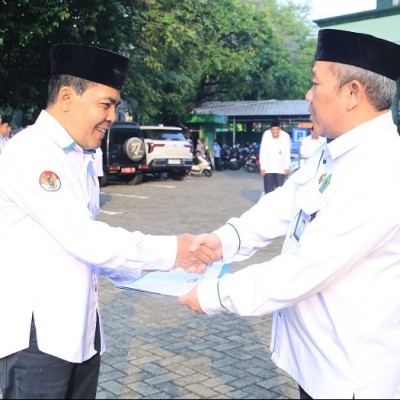 Kepala KanKemenag Serahkan SK Pensiun dan Tegaskan Pentingnya Disiplin ASN