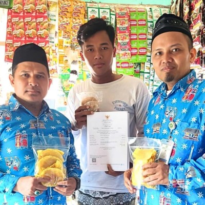Penyuluh Agama KUA Kepulauan Seribu Selatan Serahkan Sertifikat Halal kepada UMKM di Pulau Pari
