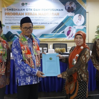 Kakanwil Kemenag DKI Serahkan SK Islamic Boarding School MTsN 4 Jakarta