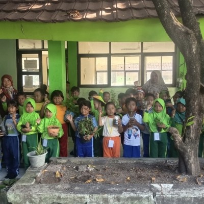 Antusias Ikuti Aksi Penghijauan, Murid Baru MIN 17 Kepulauan Seribu Tanamkan Cinta Lingkungan
