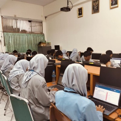 Hari Pertama UKBI Adaptif Kolektif MAN 7 Jakarta Berjalan Lancar