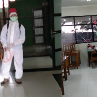 Minimalisir Penyebaran Virus Covid 19, MTsN 7 Jakarta Lakukan Penyemprotan Disinfektan