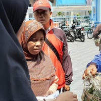 Tumbuhkan Empati, Siswa MAN 16 Jakarta Bagikan Daging Qurban Kepada Masyarakat